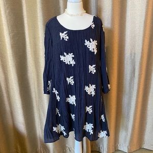 Navy and cream crinkle dress with ¾ sleeve.